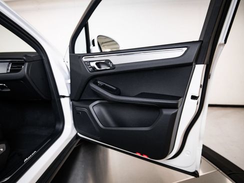 Certified 2026 Porsche Macan AWD/4WD image 27