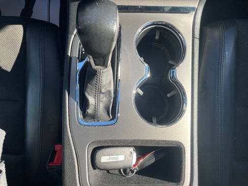 Used 2021 Jeep Grand Cherokee Laredo X AWD/4WD image 14