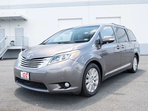 Used 2015 Toyota Sienna Limited Premium FWD image 2