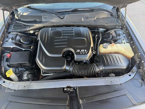 Used 2015 Dodge Challenger SXT image 28