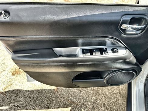 Used 2014 Jeep Compass Latitude FWD image 21