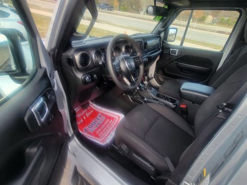 Used 2023 Jeep Gladiator Sport image 7