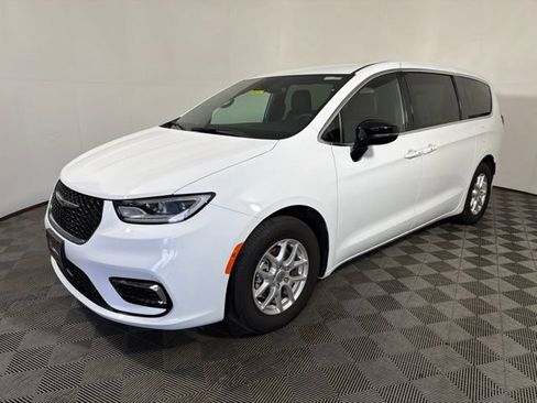 Used 2025 Chrysler Pacifica Select FWD image 5