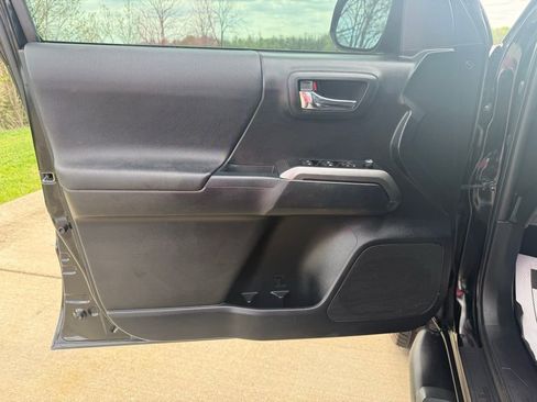 Used 2016 Toyota Tacoma TRD Sport w/ Premium & Technology Package image 21