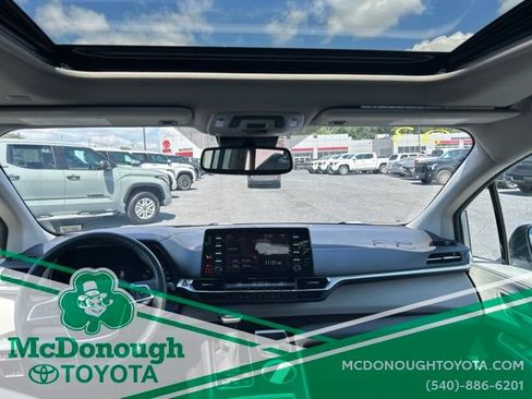 Used 2023 Toyota Sienna XLE FWD image 3
