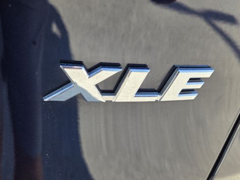 Used 2019 Toyota RAV4 XLE Premium FWD image 17