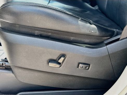 Used 2015 Chrysler Town & Country Touring FWD image 18