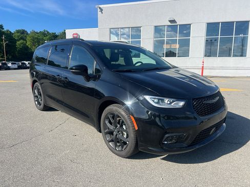 Used 2025 Chrysler Pacifica Limited FWD image 3