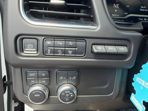 Used 2023 GMC Yukon XL AT4 w/ Technology Package AWD/4WD image 13