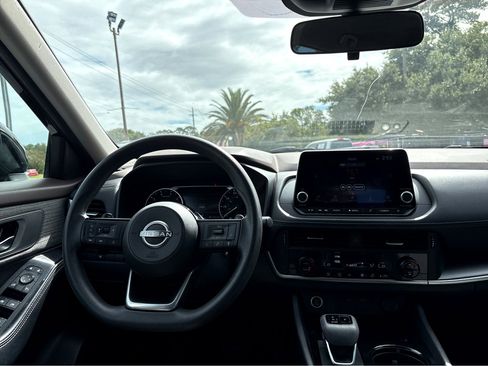 Used 2023 Nissan Rogue SV image 4