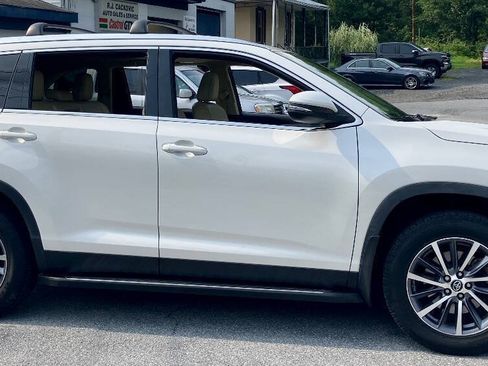Used 2019 Toyota Highlander XLE AWD/4WD image 4