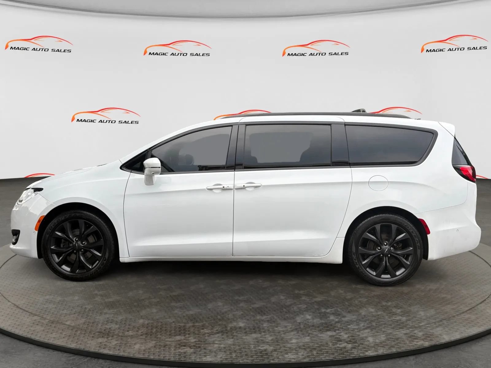 Used 2019 Chrysler Pacifica Limited w/ Advanced Safetytec Group FWD image 7