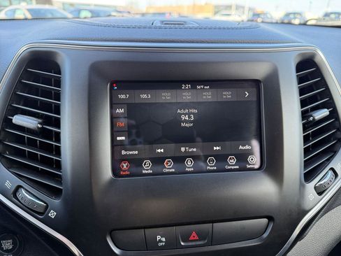 Used 2020 Jeep Cherokee Latitude Plus image 23