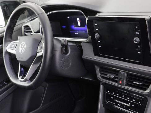 Used 2025 Volkswagen Taos SE image 21