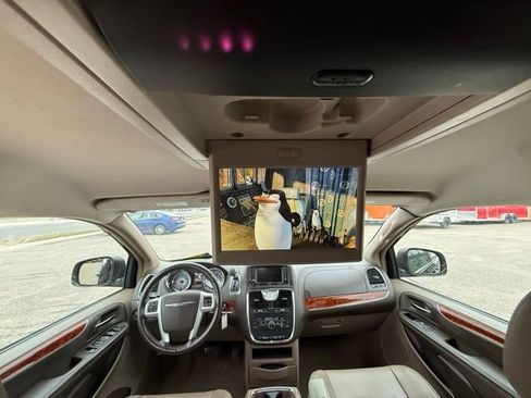 Used 2015 Chrysler Town & Country Touring image 28