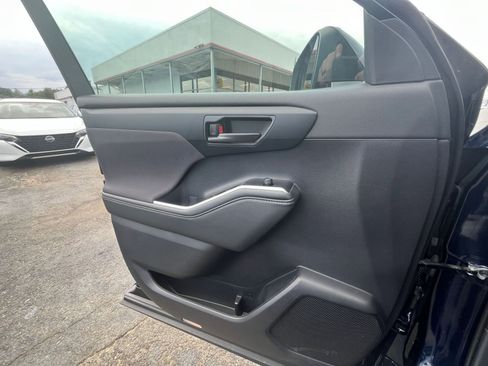 Used 2025 Toyota Highlander LE FWD image 18