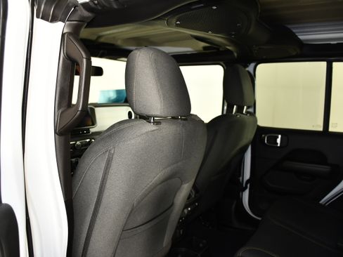 Used 2025 Jeep Wrangler Unlimited Sahara AWD/4WD image 46