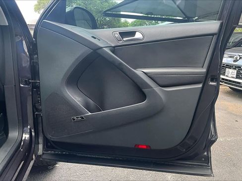 Used 2016 Volkswagen Tiguan SEL image 23