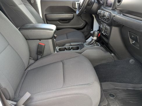 Certified 2022 Jeep Gladiator Willys image 39