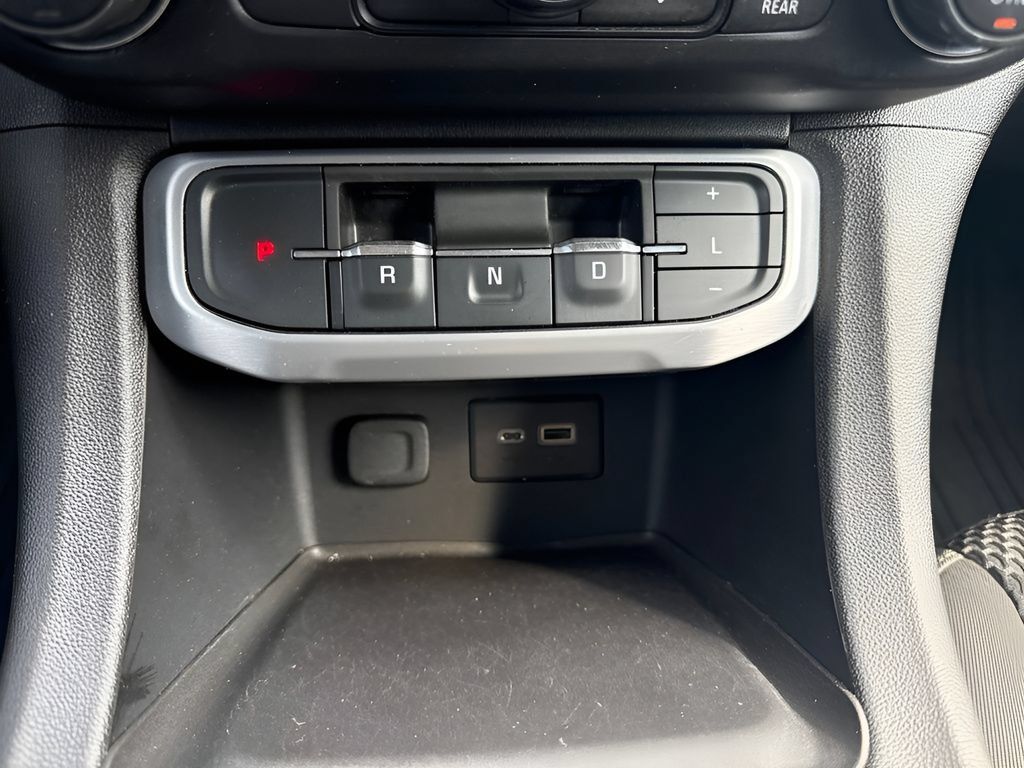 Used 2020 GMC Acadia SLE w/ LPO, Floor Liner Package FWD image 16