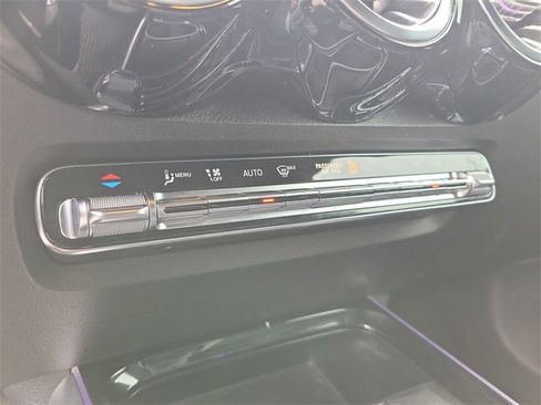 Used 2020 Mercedes-Benz GLB 250 4MATIC image 29