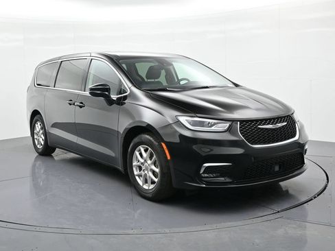 Used 2024 Chrysler Pacifica Touring-L FWD image 4
