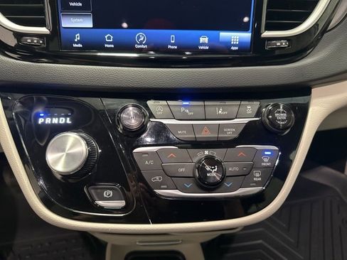 Used 2024 Chrysler Pacifica Touring-L image 26