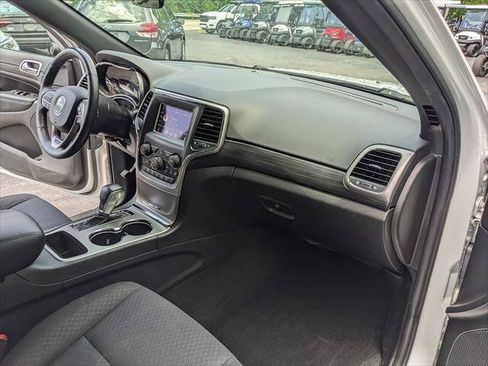 Used 2019 Jeep Grand Cherokee Laredo w/ Security & Convenience Group AWD/4WD image 19