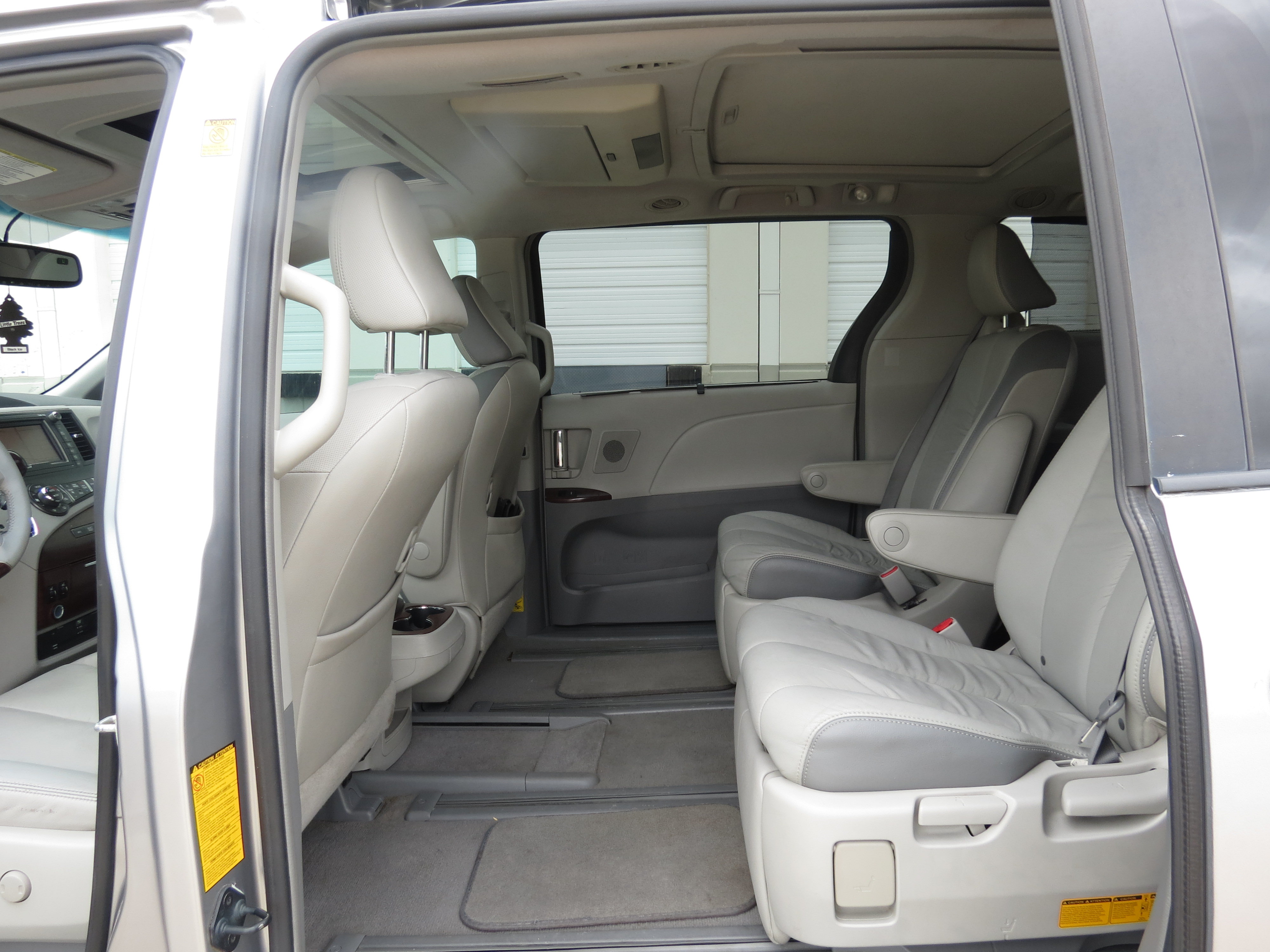 Used 2011 Toyota Sienna Limited w/ Premium Pkg FWD image 28