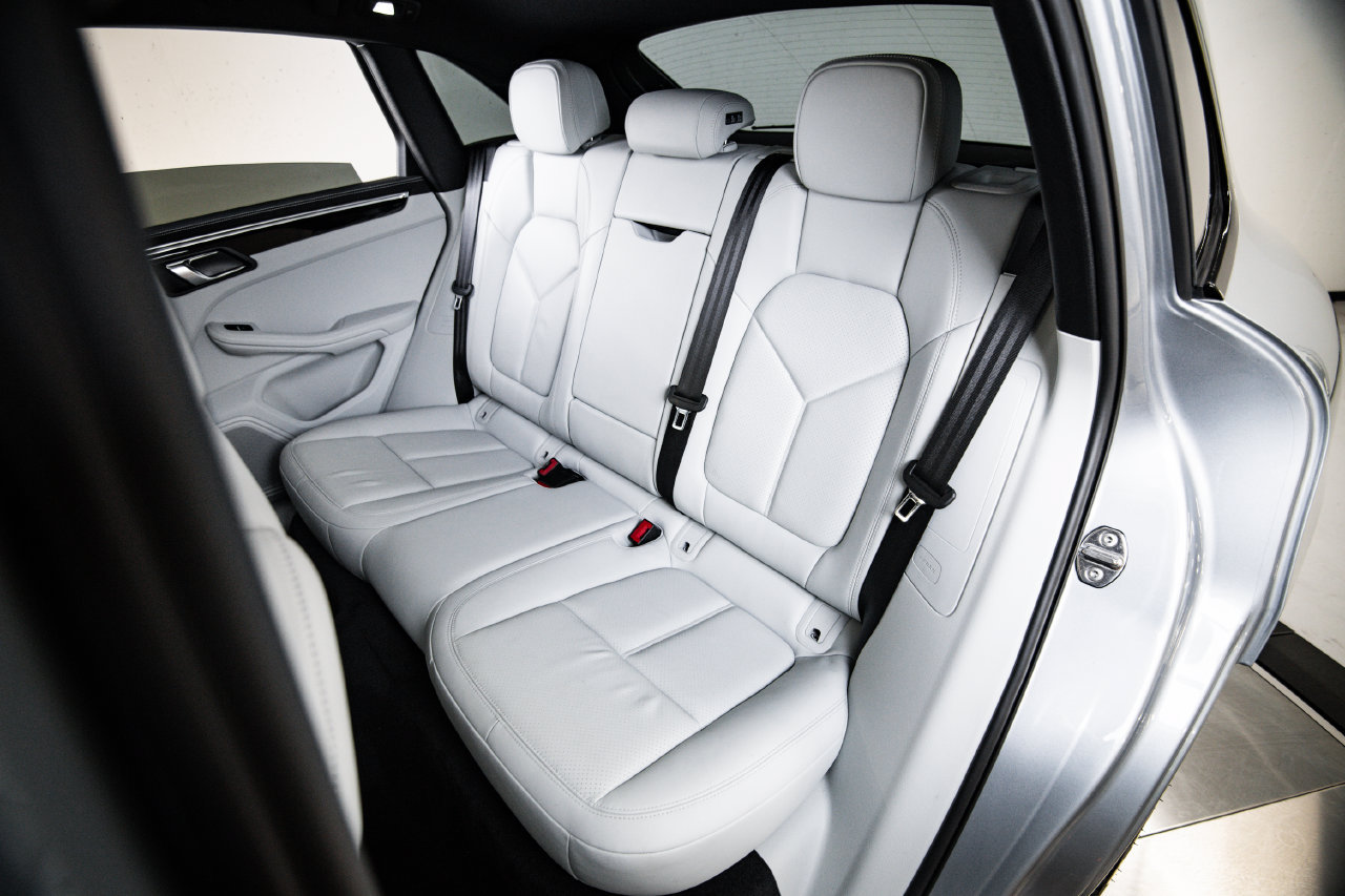 Certified 2023 Porsche Macan AWD/4WD image 24