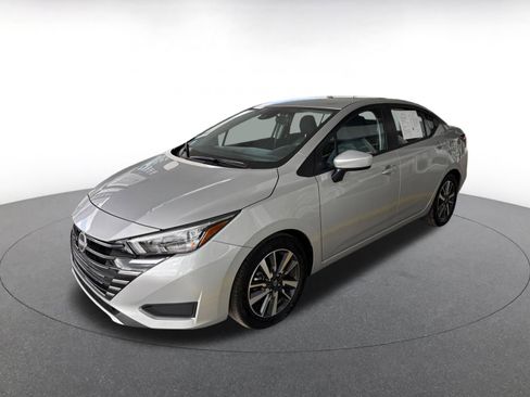 Used 2025 Nissan Versa SV image 4