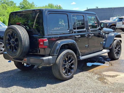 Used 2024 Jeep Wrangler Unlimited Sahara w/ Technology Group AWD/4WD image 6