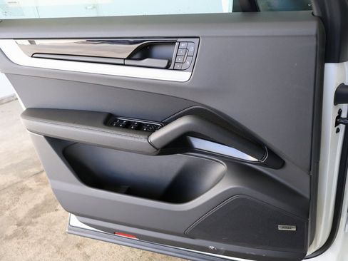 New 2025 Porsche Cayenne image 33