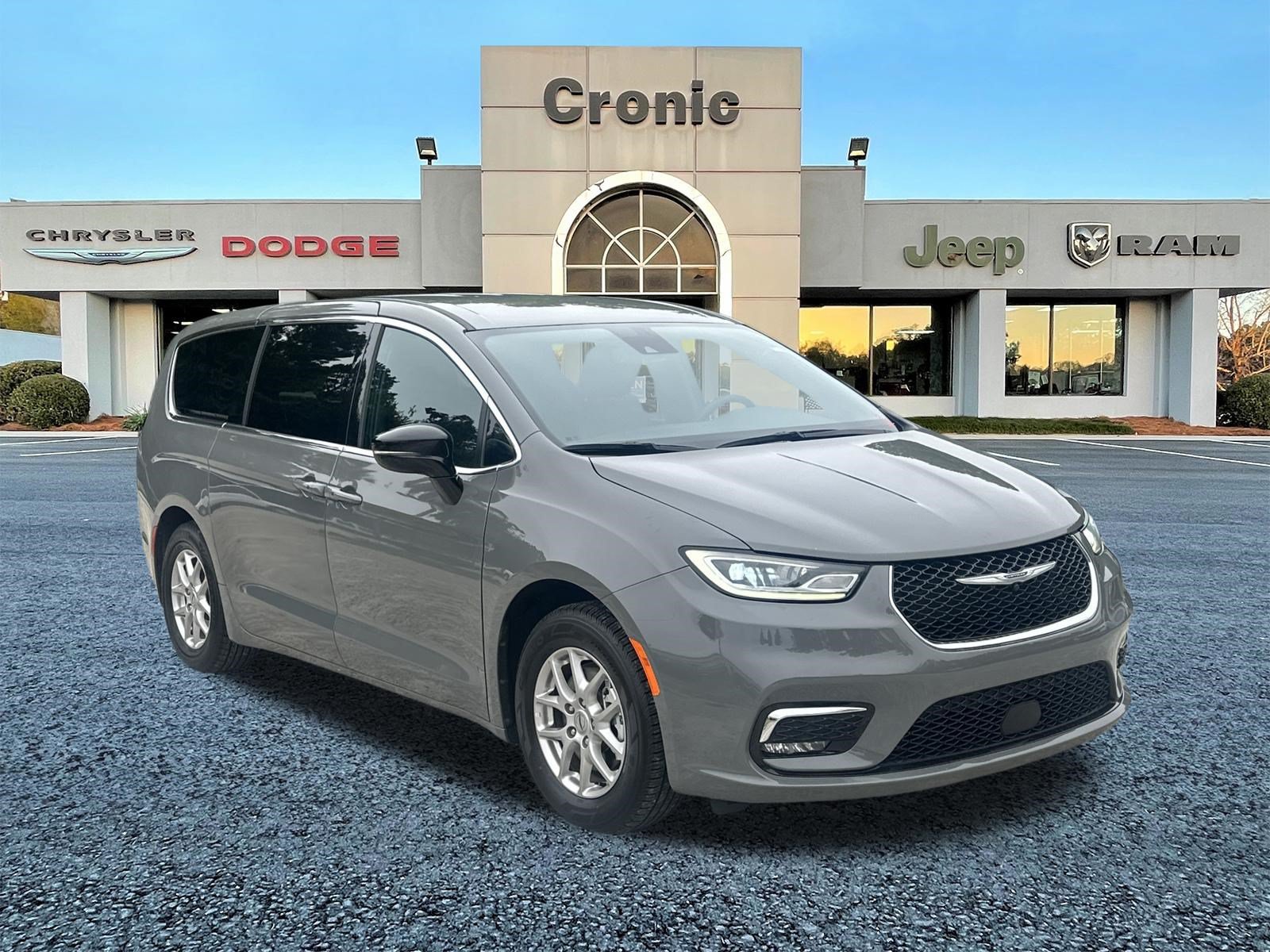Used 2025 Chrysler Pacifica Select FWD image 1