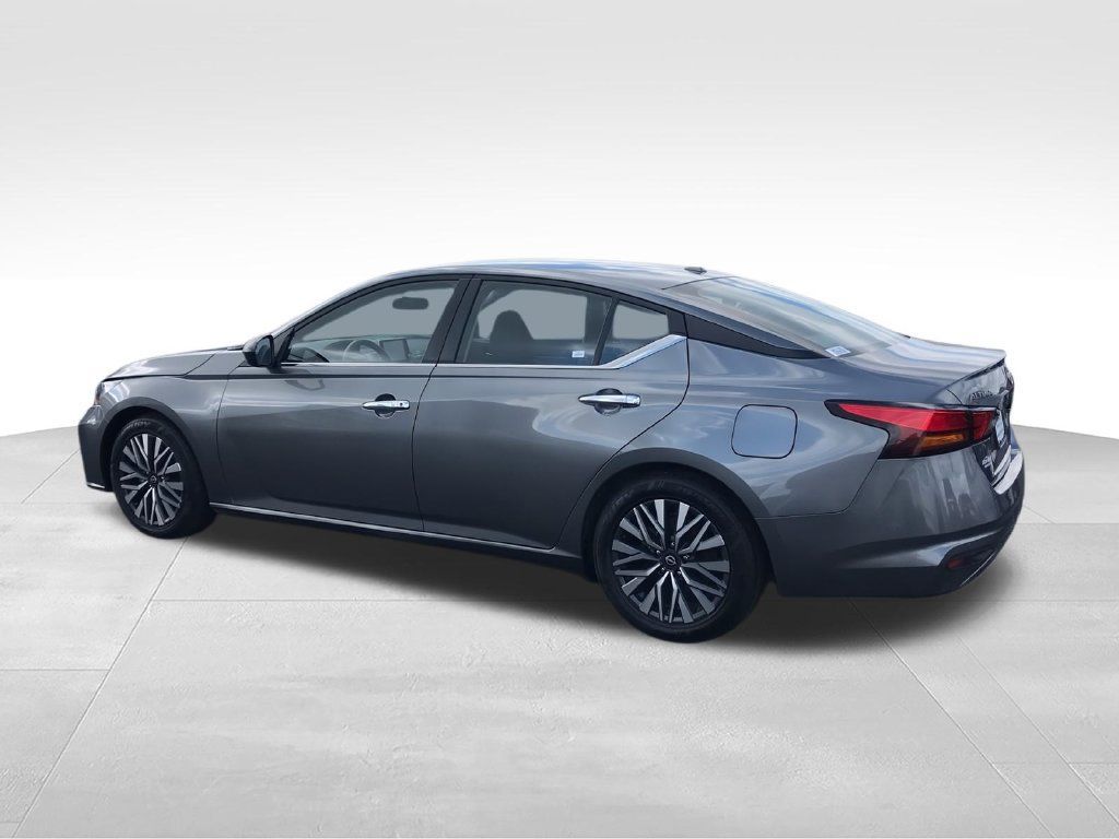 Used 2024 Nissan Altima 2.5 SV FWD image 6