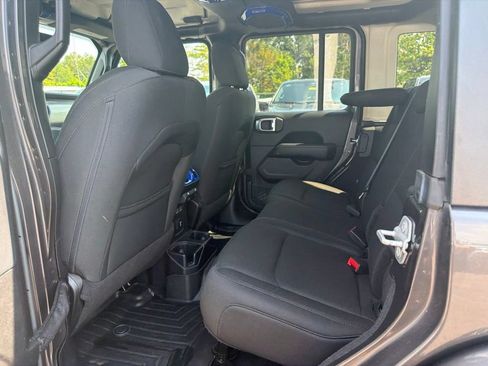 Used 2019 Jeep Wrangler Unlimited Sahara AWD/4WD image 13