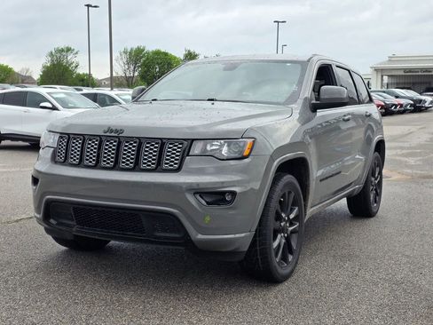 Used 2020 Jeep Grand Cherokee Altitude image 3