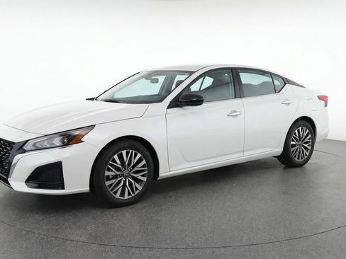 Used 2025 Nissan Altima 2.5 SV FWD image 3