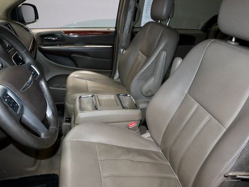 Used 2013 Chrysler Town & Country Touring-L image 23