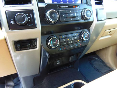Used 2020 Ford F350 Lariat w/ Lariat Ultimate Package AWD/4WD image 23