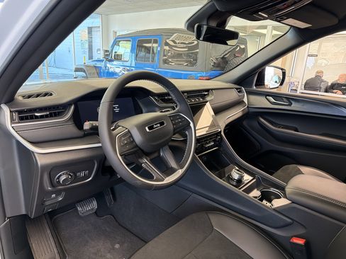 New 2025 Jeep Grand Cherokee Altitude image 9