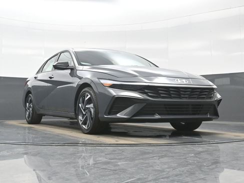 Certified 2025 Hyundai Elantra SEL image 31