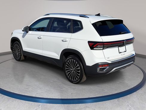 New 2026 Volkswagen Taos SE FWD image 7
