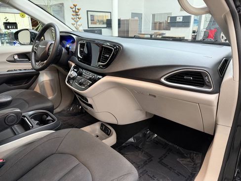 Used 2020 Chrysler Pacifica Touring w/ Advanced Safetytec Group FWD image 17