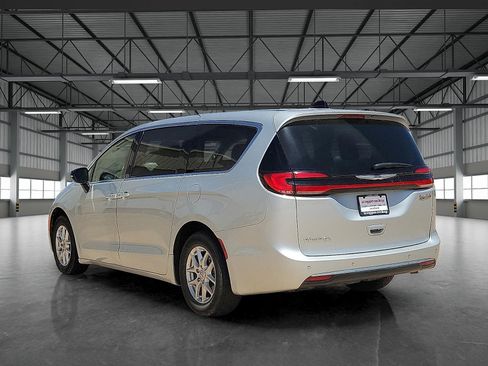 Used 2024 Chrysler Pacifica Touring-L FWD image 3