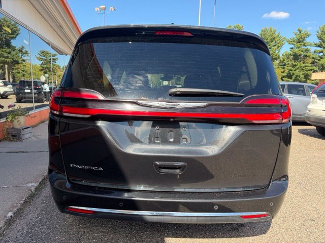 Used 2023 Chrysler Pacifica Touring-L FWD image 6