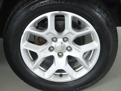 Used 2018 Jeep Renegade Latitude FWD image 37