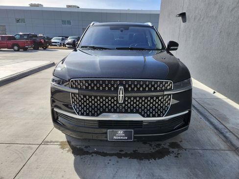 Used 2025 Lincoln Navigator Reserve AWD/4WD image 2