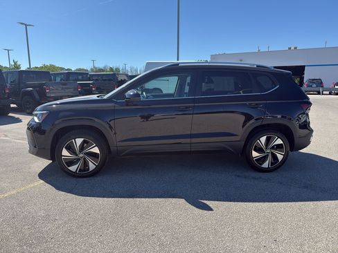 Used 2025 Volkswagen Taos SE AWD/4WD image 6