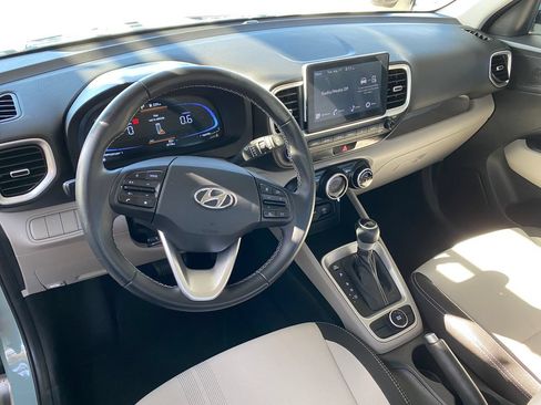 Used 2025 Hyundai Venue FWD image 31
